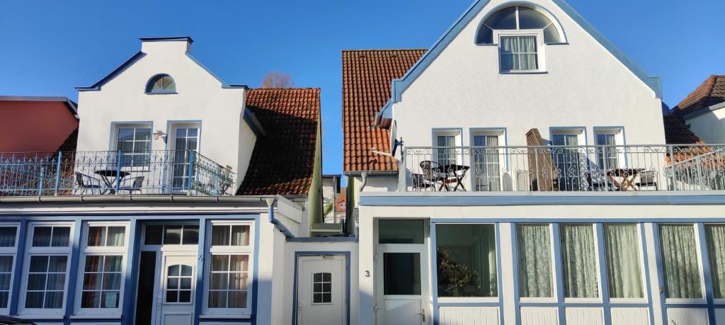 瓦尔内明德祖斯特兰酒店的白色的房子,上面设有阳台