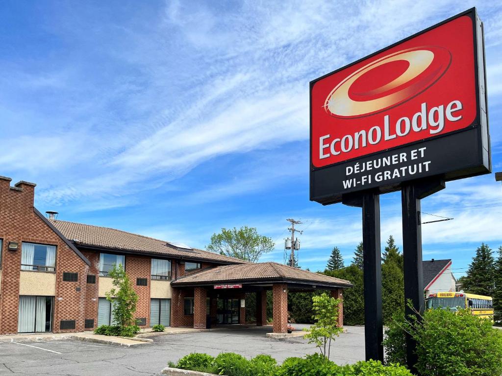魁北克市Econo Lodge Airport Quebec的建筑前的标志