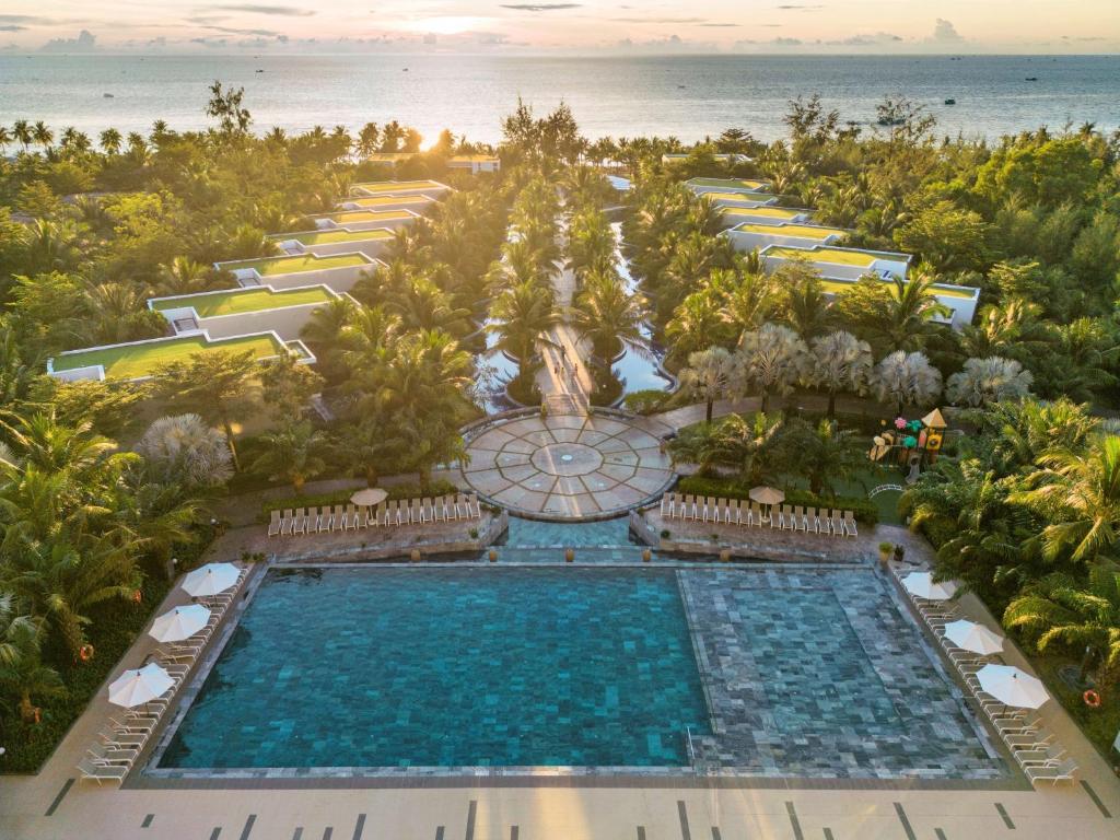 富国Best Western Premier Sonasea Phu Quoc的蓬塔卡纳高级度假村享有泳池的空中景致