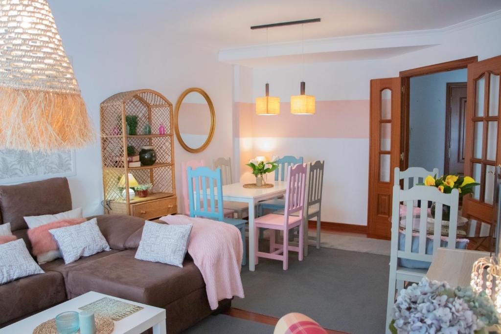 圣地亚哥－德孔波斯特拉Luxury Singular Apartments的客厅配有沙发和桌椅