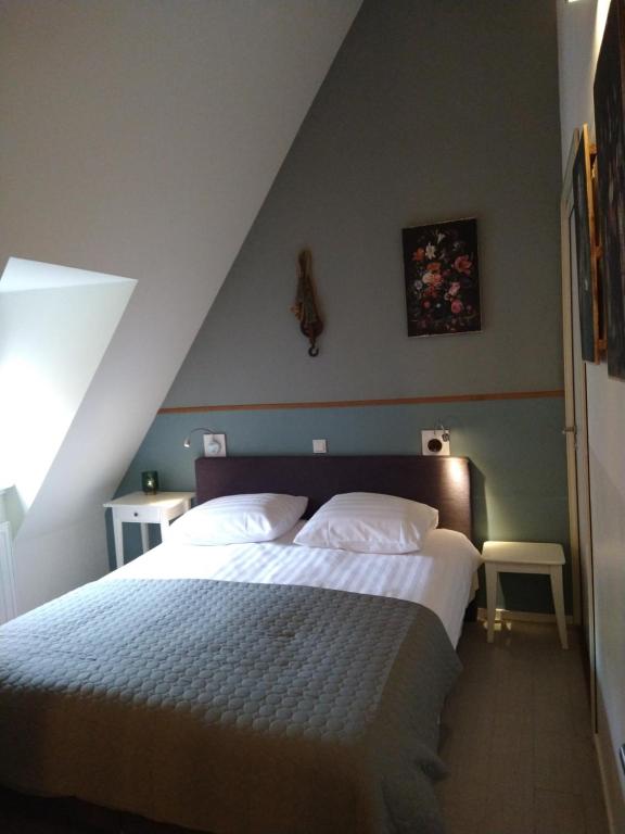 圣特马坦迪克Bed & Brasserie Het Kosthuys的一间卧室配有一张带白色床单的大床