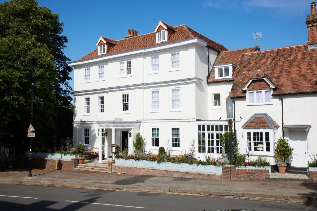 哈斯尔米尔The Georgian, Haslemere, Surrey的白色房子,有红色屋顶