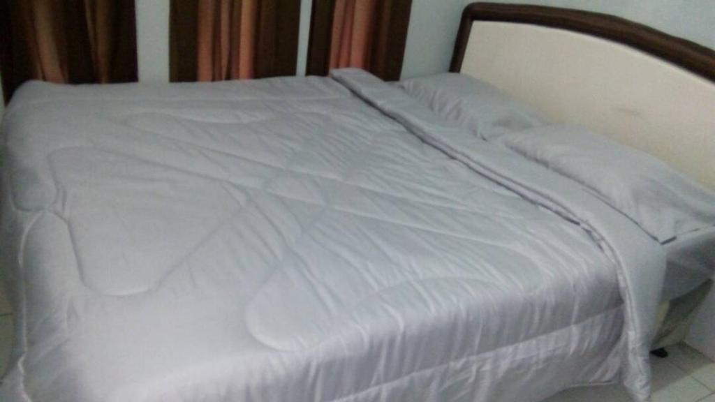 岩望pandya Bromo的白色的床、白色床单和枕头