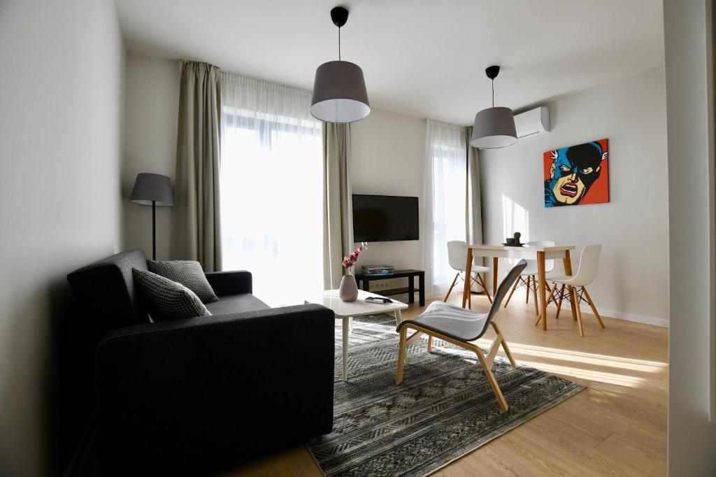 索非亚Connect Living Apartments的客厅配有沙发和桌子