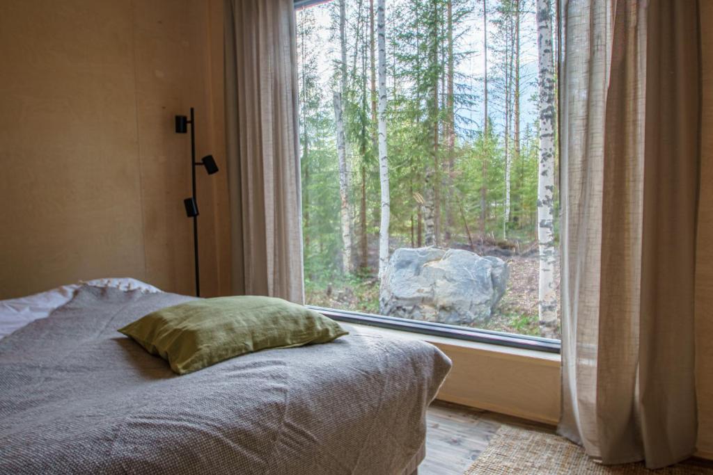 RomppalaVenejoen Piilo - Naava的一间卧室设有一张床和一个树木繁茂的窗户
