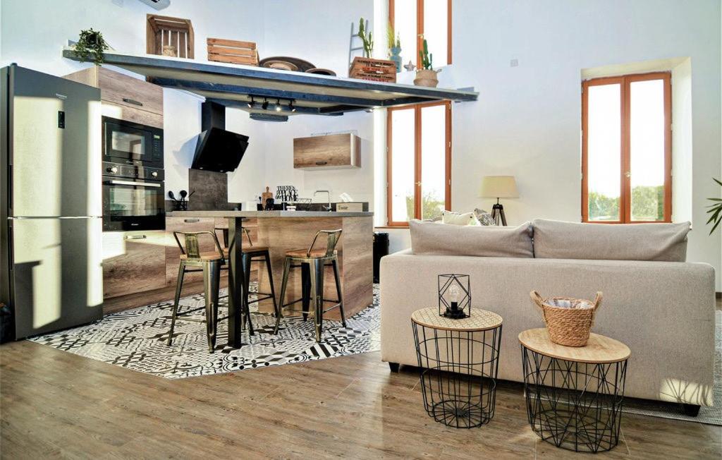 奥朗日Industrial loft centre ville Orange clim wifi的带沙发的客厅和厨房