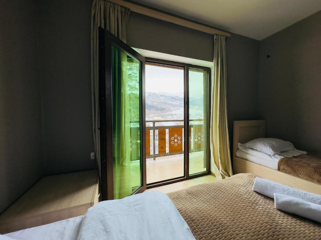 巴库里阿尼Villa B Barleon-Bakuriani的一间卧室设有美景大窗户