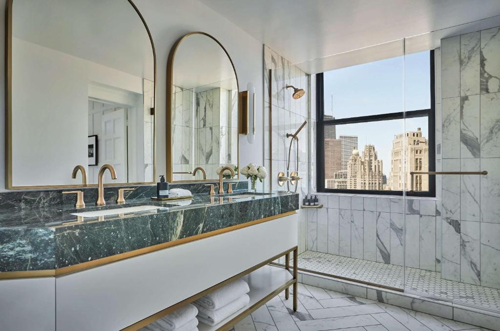芝加哥Pendry Chicago的一间带大型大理石水槽和窗户的浴室