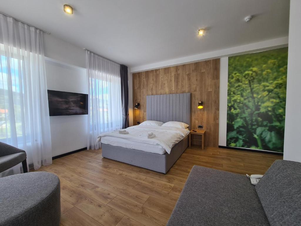 托米斯拉夫格拉德Motel BTG的卧室配有一张床,墙上挂着一幅大画