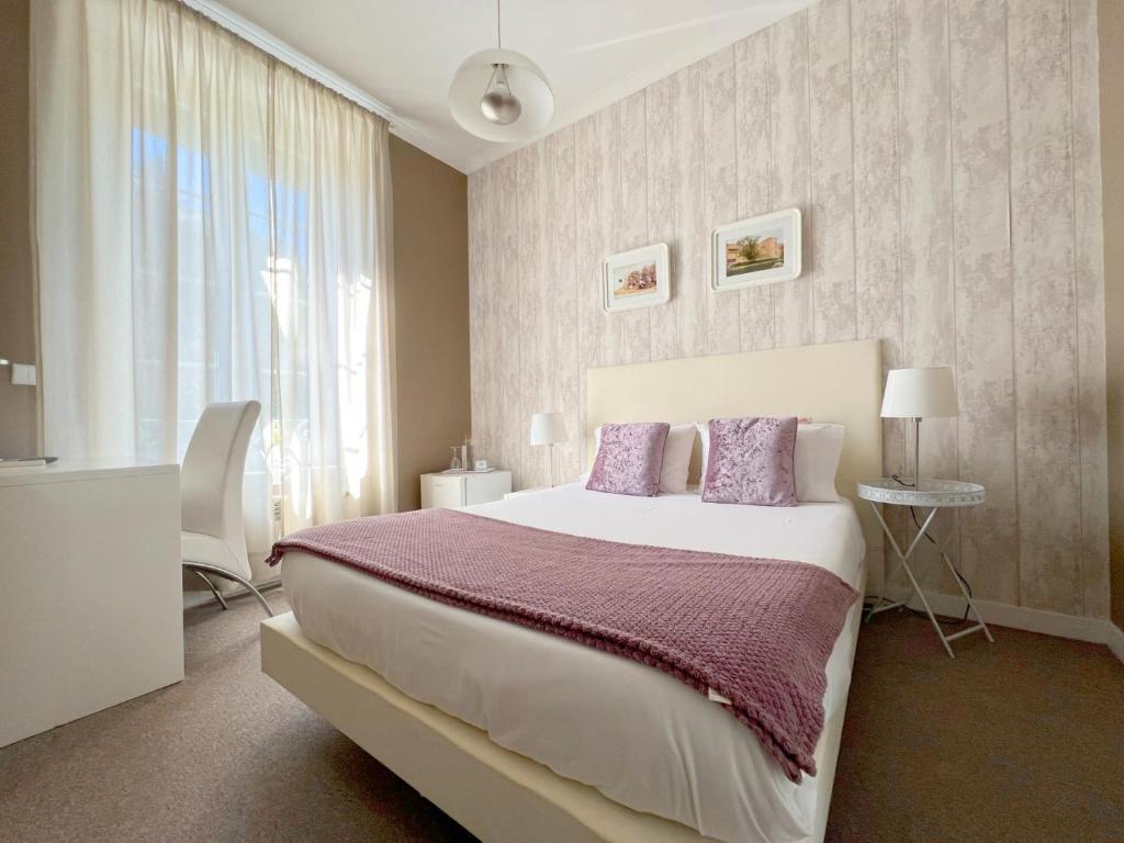 波尔图欧帕多赛文酒店的一间卧室配有一张带紫色枕头的大床