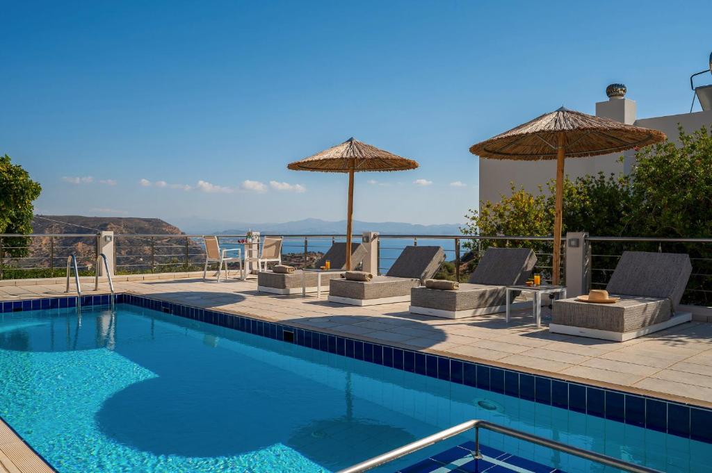 圣加利尼勒尼克斯度假酒店的一个带椅子和遮阳伞的游泳池