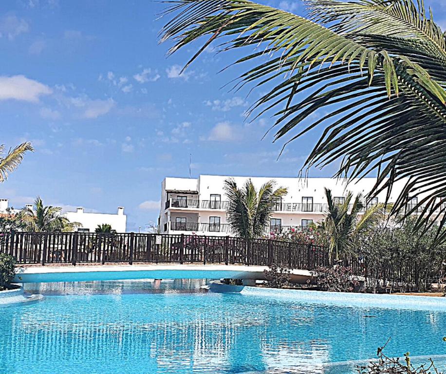 圣玛丽亚BCV - Private Villas with Pools Dunas Resort 7, 27, and 53的一座建筑物前的一座游泳池上的桥梁