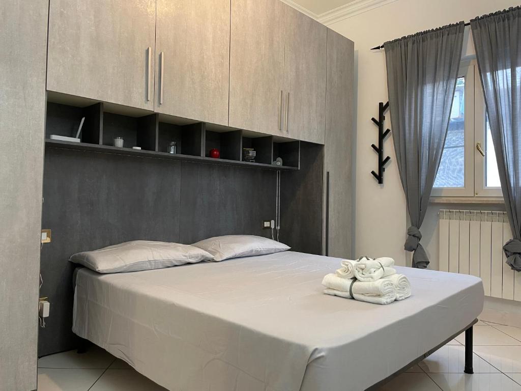 菲乌米奇诺TheMaki'sHouse的一间卧室配有一张带白色床单的大床