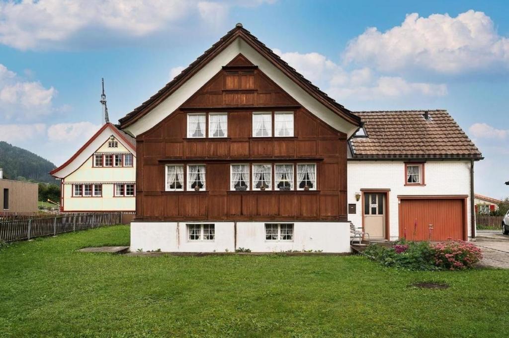 阿彭策尔Ferienhaus Wühre的一座带绿色庭院的大型木屋