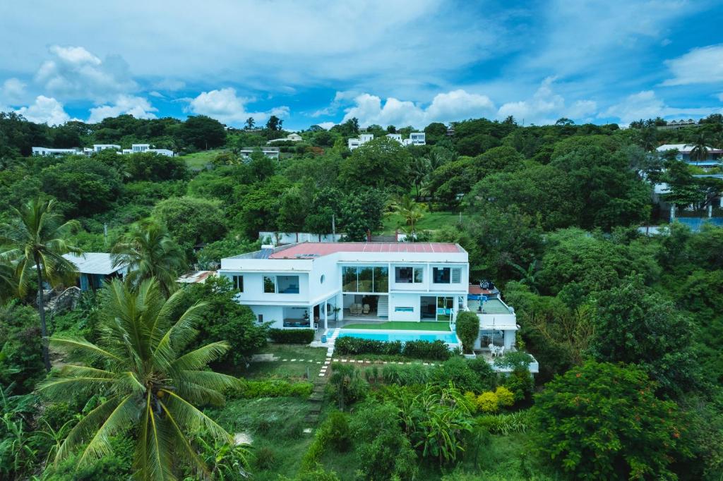 迭戈苏瓦雷斯villa piscine à louer a DIEGO SUAREZ. MADAGASCAR的森林中房屋的空中景观
