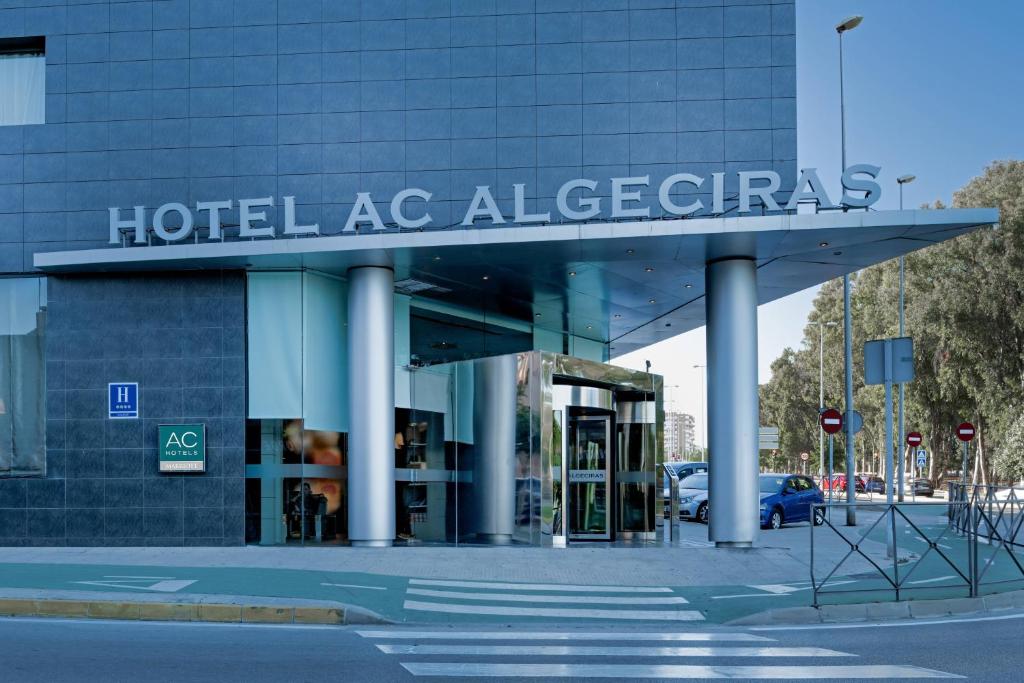 阿尔赫西拉斯AC Hotel Algeciras by Marriott的建筑一侧的酒店标志