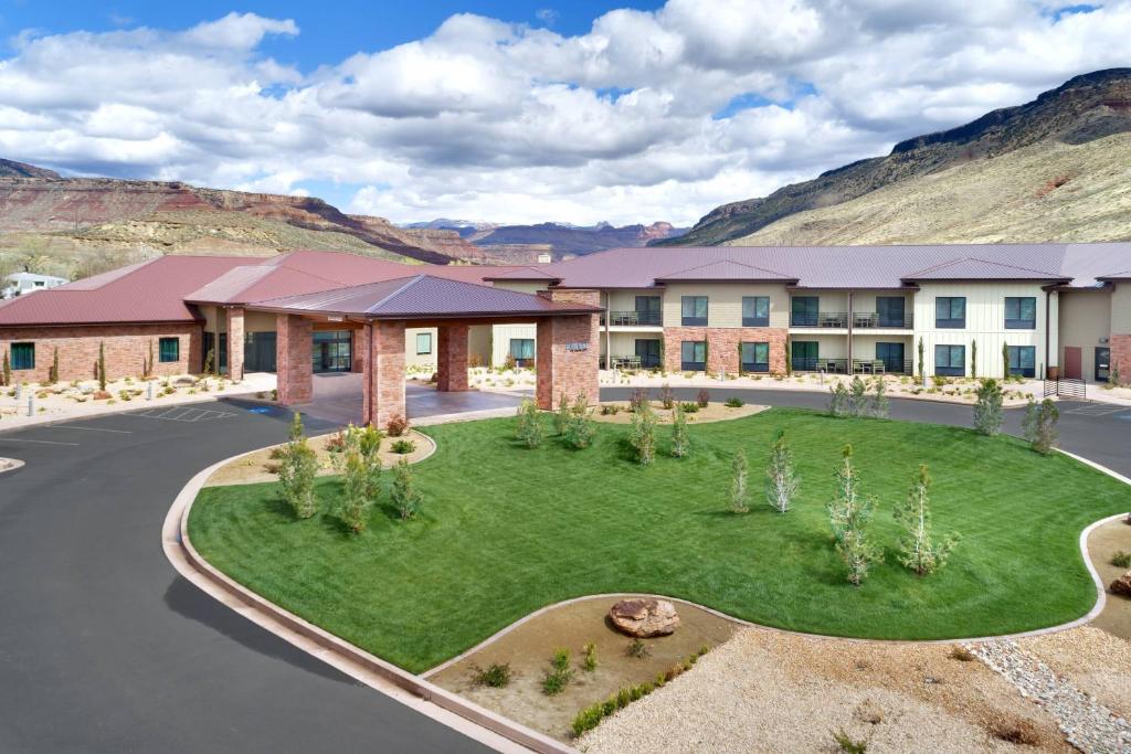 维尔京Fairfield Inn & Suites by Marriott Virgin Zion National Park的草坪酒店前方的 ⁇ 染