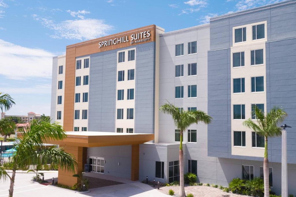 卡纳维拉尔角SpringHill Suites by Marriott Cape Canaveral Cocoa Beach的度假酒店的 ⁇ 染