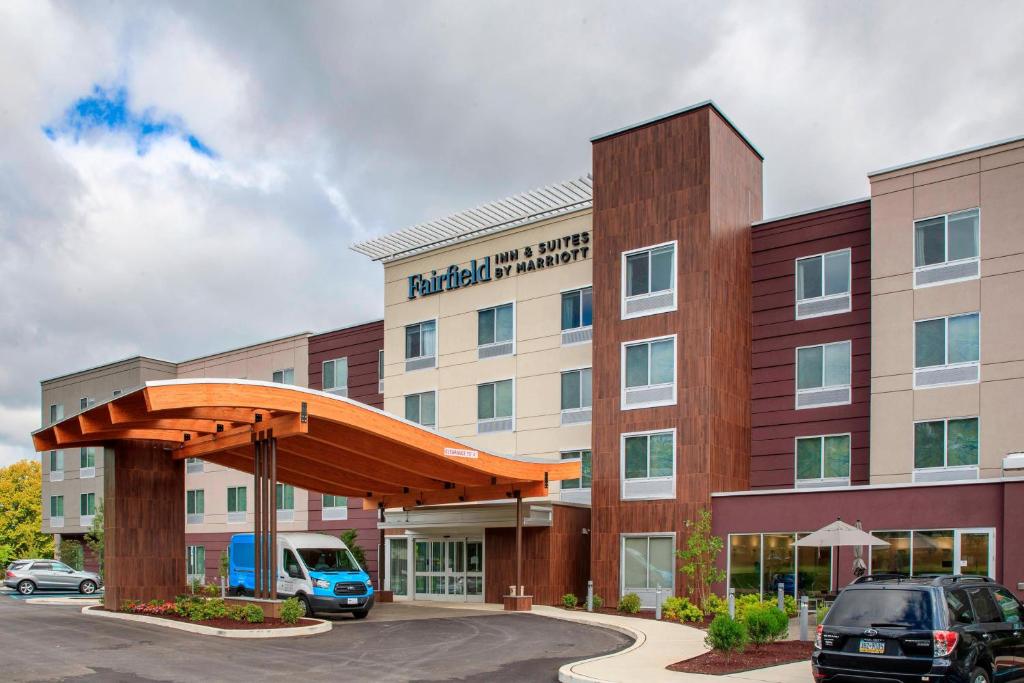 BerwynFairfield Inn & Suites by Marriott Philadelphia Valley Forge/Great Valley的医院,有一座大型建筑,外面有汽车停放