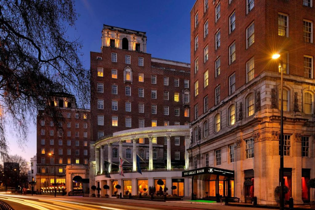 伦敦JW Marriott Grosvenor House London的城市街道上的建筑,有建筑