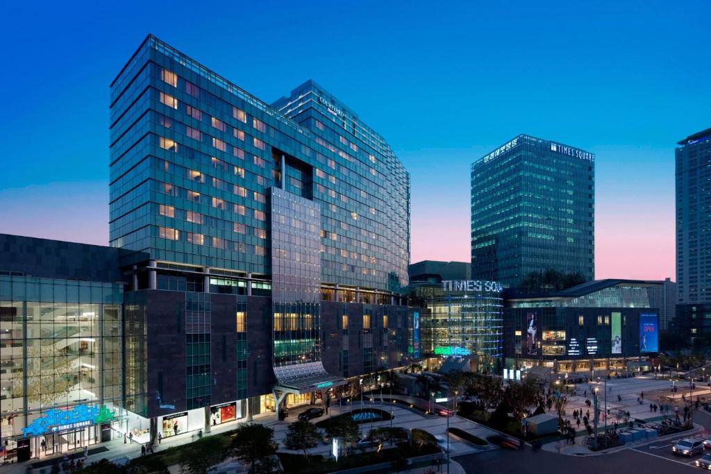 首尔首尔时代广场万怡酒店的享有城市和高楼的景色