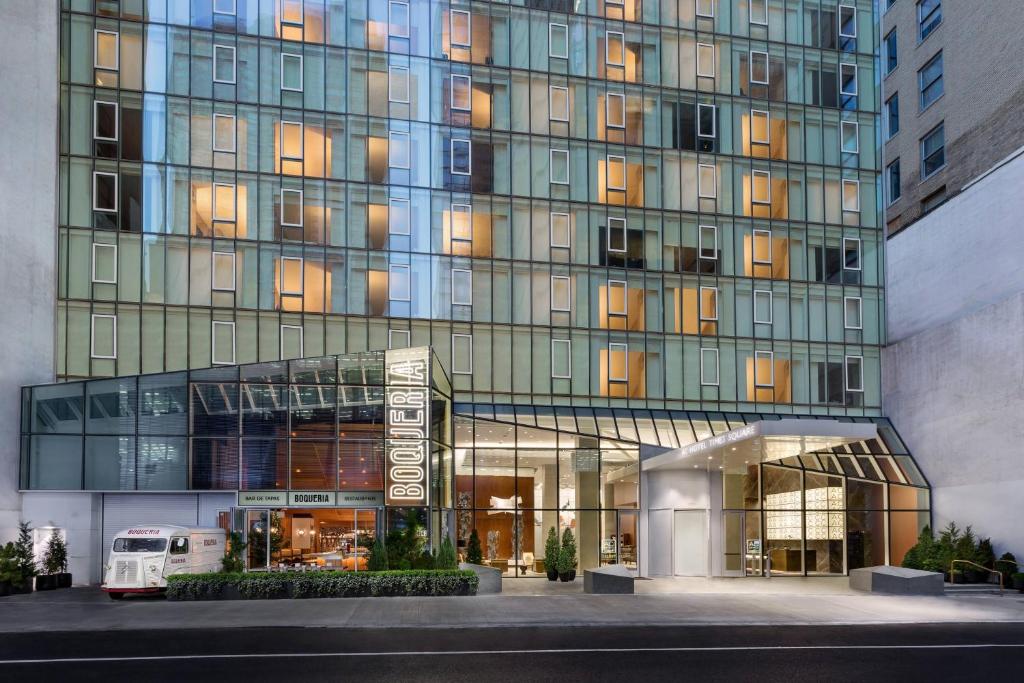 纽约纽约时报广场万豪AC酒店的前面有一辆面包车的大玻璃建筑