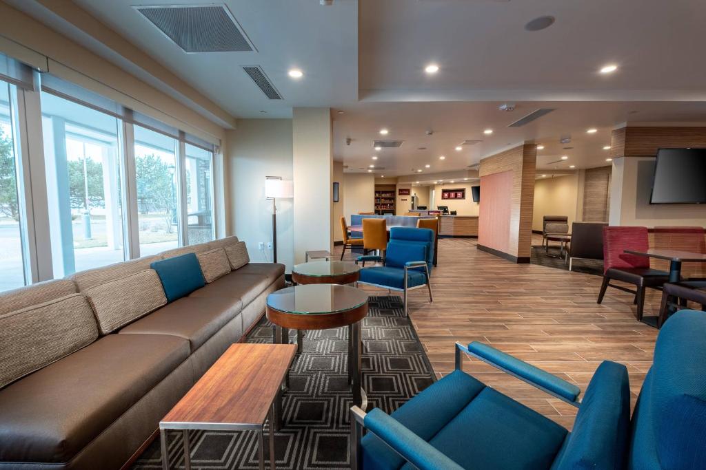 俄勒冈州TownePlace Suites by Marriott Toledo Oregon的大堂配有沙发和桌椅