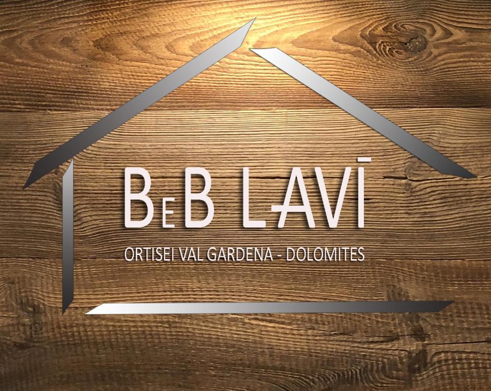 奥蒂塞伊B&B Lavi Ortisei val Gardena的一张木桌,上面有读书的标语