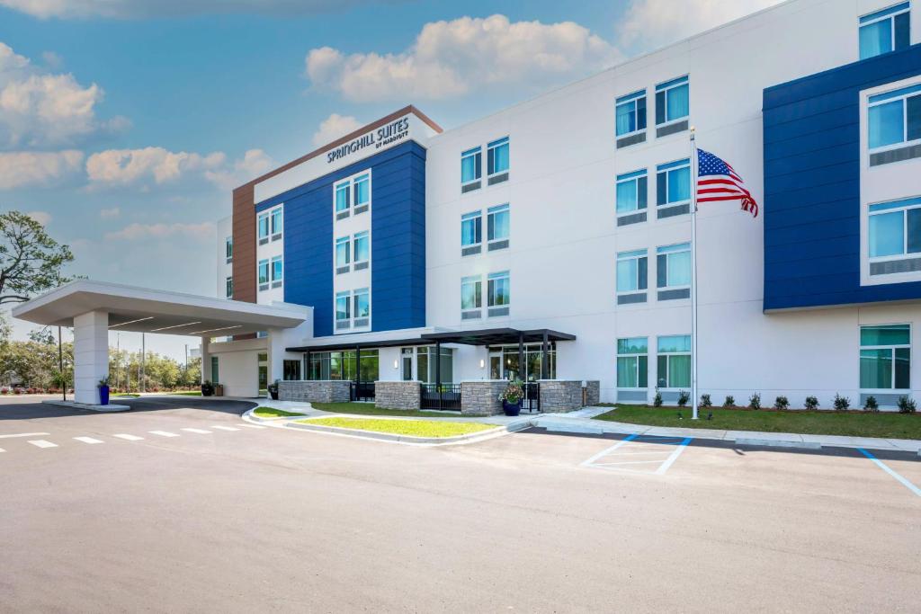 塔拉哈西SpringHill Suites by Marriott Tallahassee North的酒店前方的图片