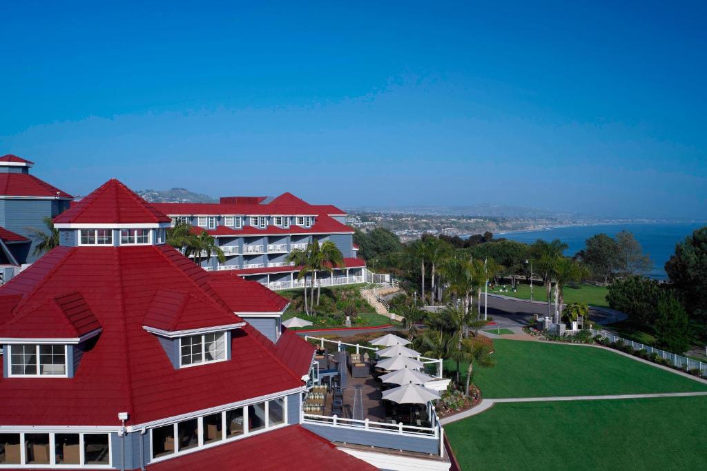 丹纳岬拉古娜崖万豪度假酒店及Spa的享有酒店空中美景,设有红色屋顶