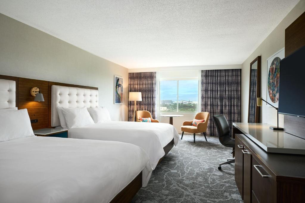 拉瑟福德梅多兰兹万丽酒店的酒店客房设有两张床和电视。