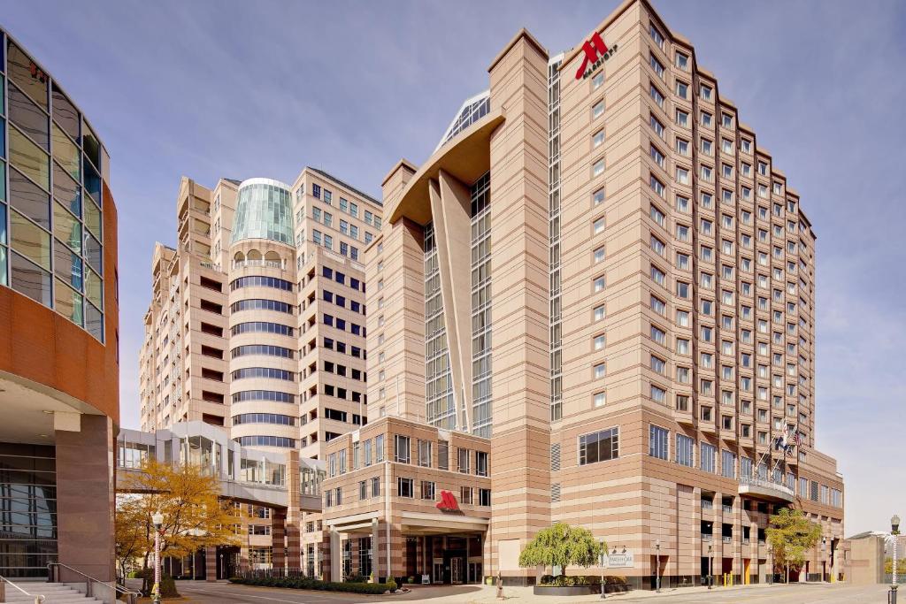 卡温顿Cincinnati Marriott at RiverCenter的酒店大楼的 ⁇ 染