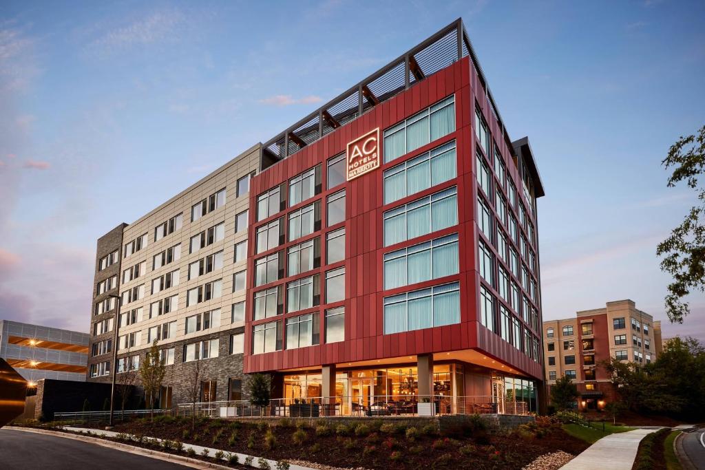 亚特兰大AC Hotel by Marriott Atlanta Perimeter的红色的酒店大楼