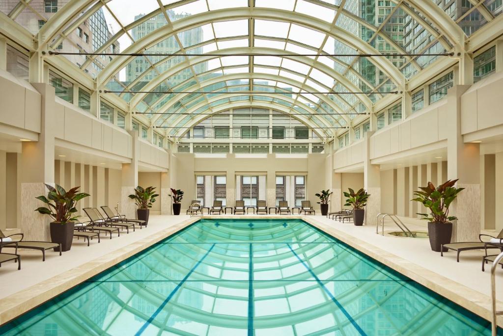 旧金山旧金山皇宫豪华精选酒店的一座带玻璃天花板的建筑中的游泳池