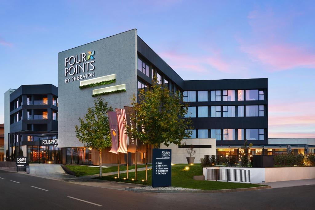 普里什蒂纳Four Points by Sheraton Prishtina City的建筑的侧面有标志