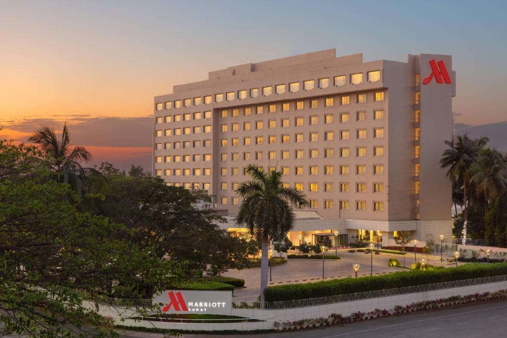 苏拉特Surat Marriott Hotel的一座大建筑的侧面有标志