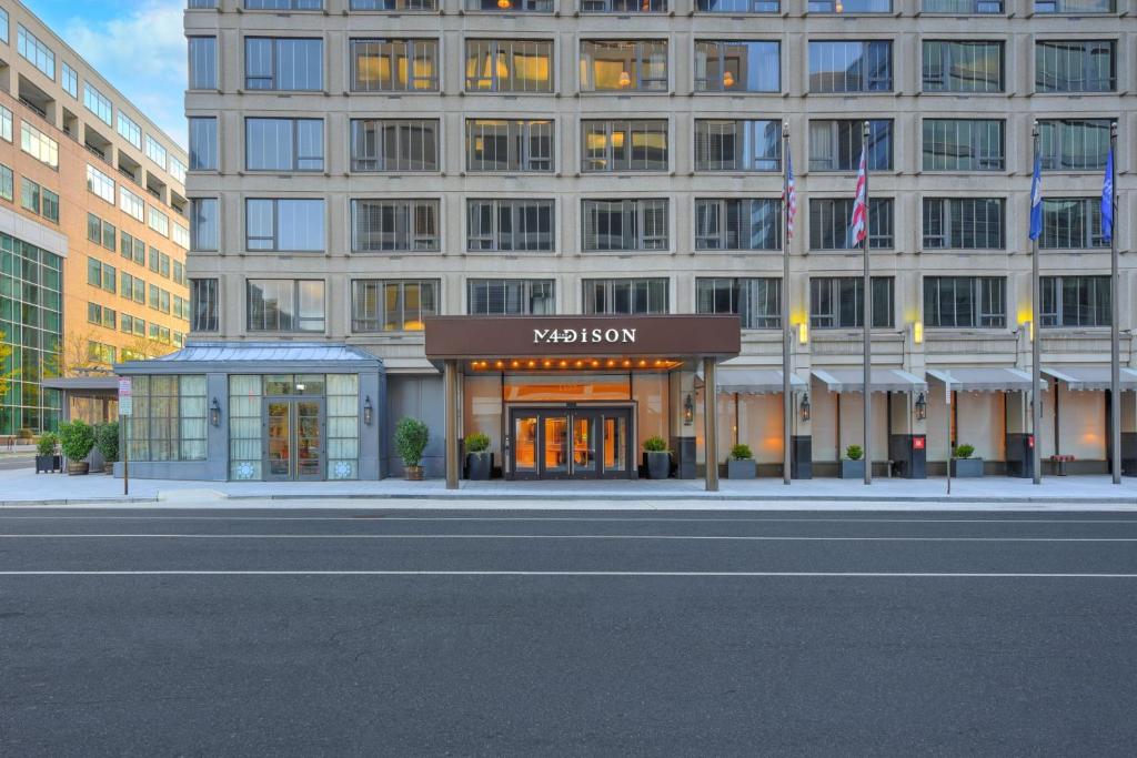 华盛顿麦迪逊希尔顿酒店的享有城市街道上建筑的景致