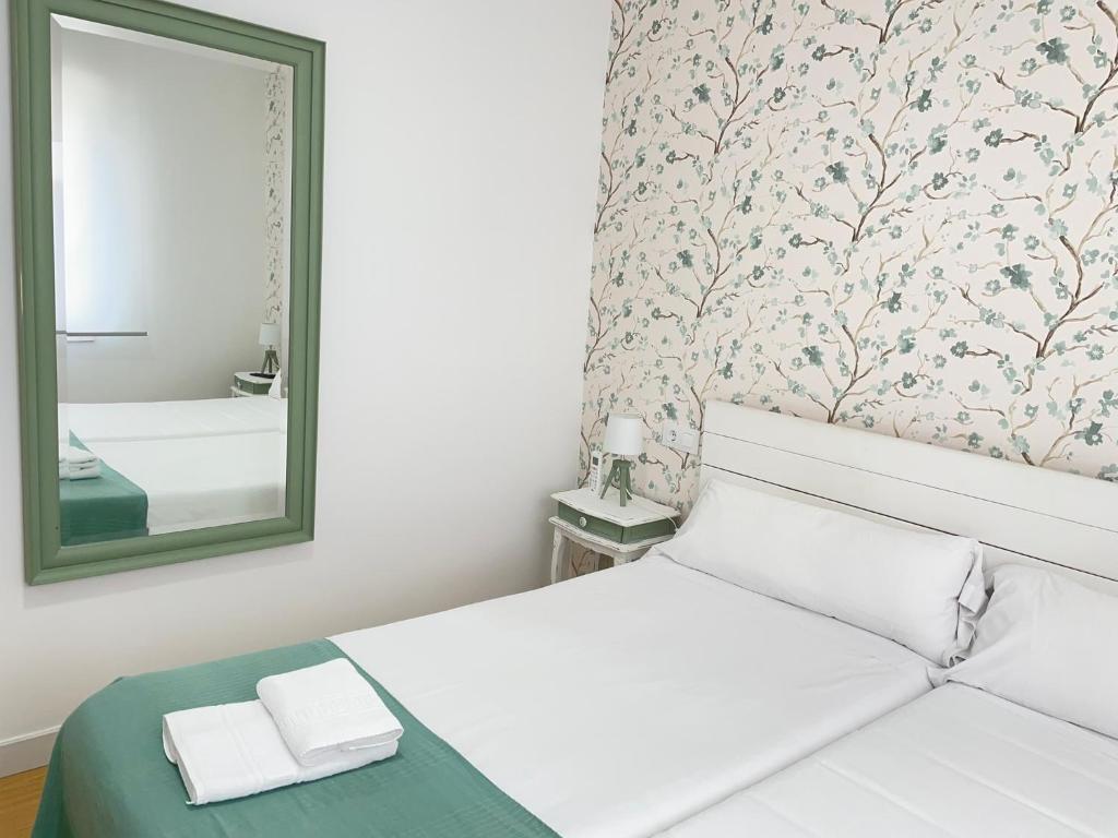 雷东德拉A BOA ESTRELA的卧室配有白色的床和镜子