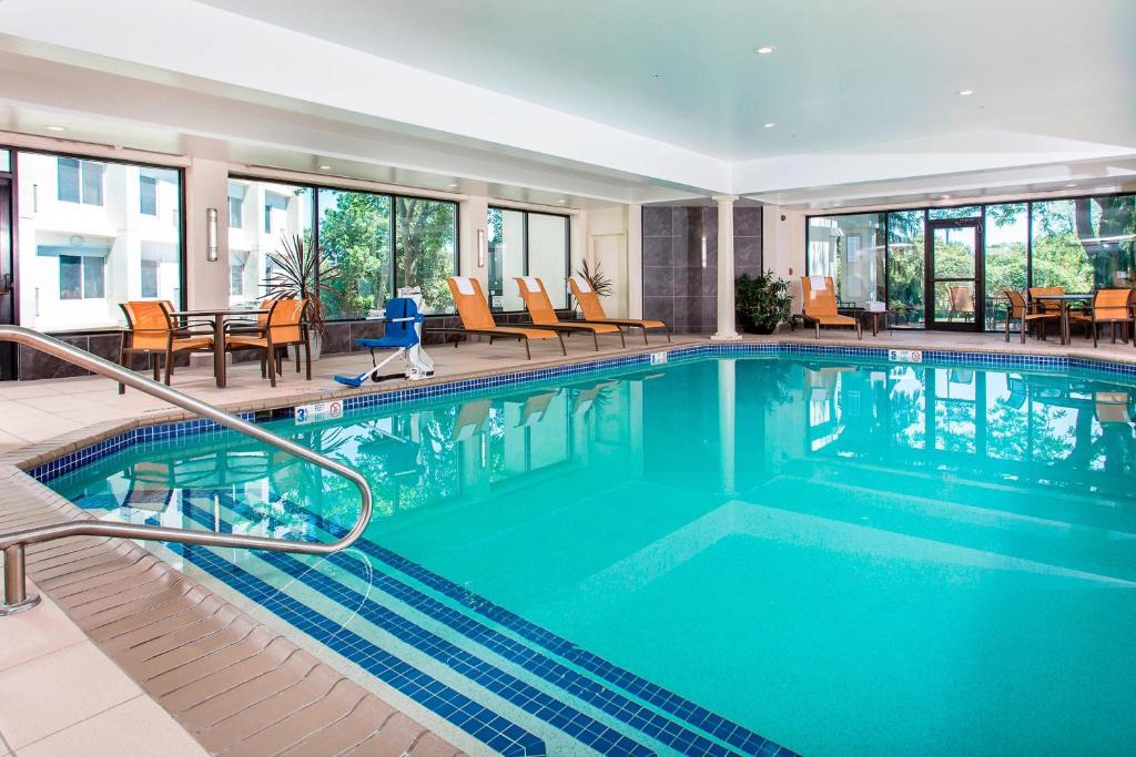 罗切斯特罗彻斯特机场万豪酒店的酒店内有一个蓝色的游泳池