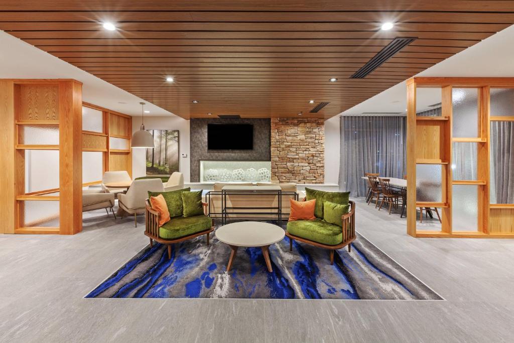 卡图萨Fairfield Inn & Suites by Marriott Tulsa Catoosa的客厅配有沙发、椅子和桌子