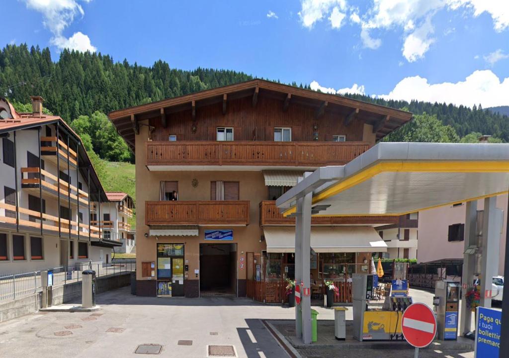 平佐洛Pinzolo DOLOMIA apartment的前面有加油站的建筑物