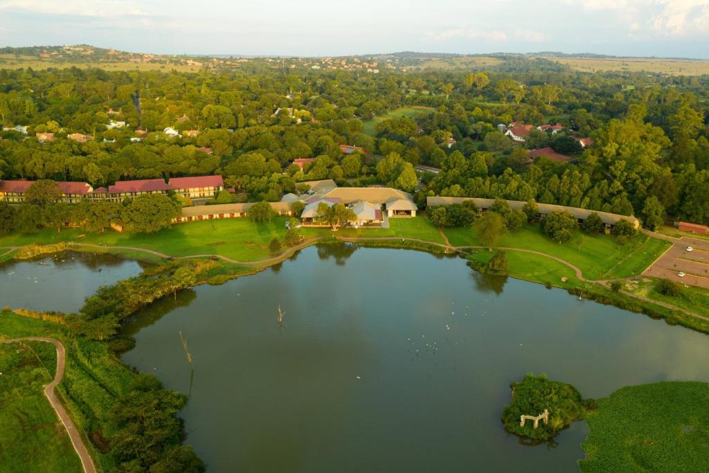 逊邱伦Irene Country Lodge, Autograph Collection的享有湖畔房屋的空中景致