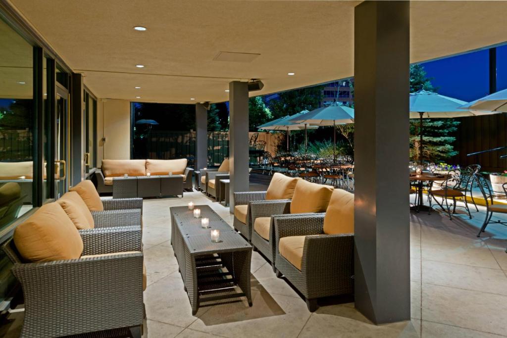 隆娜特里帕克梅多斯南丹佛万豪酒店的带沙发和桌椅的天井。