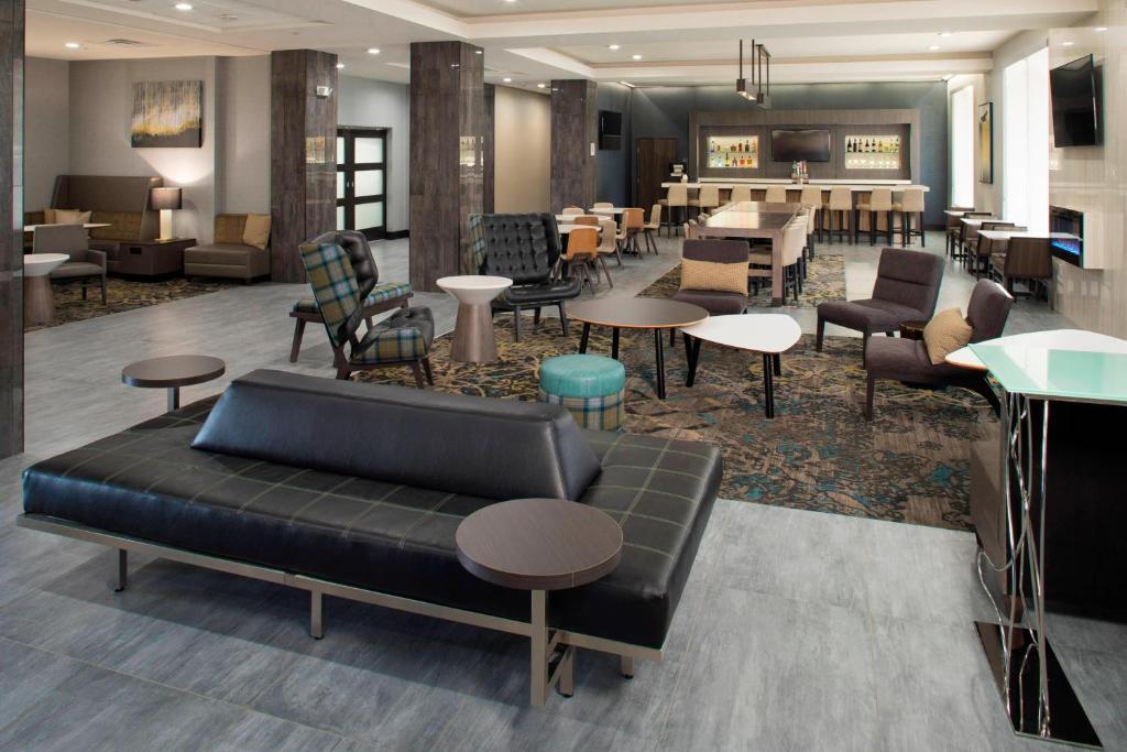 塔尔萨Residence Inn by Marriott Tulsa Downtown的大堂配有沙发、椅子和桌子