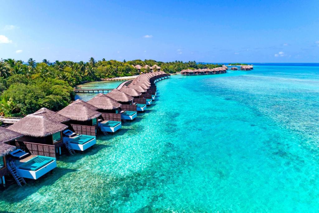 北马累环礁Sheraton Maldives Full Moon Resort & Spa的海洋度假胜地的空中景观