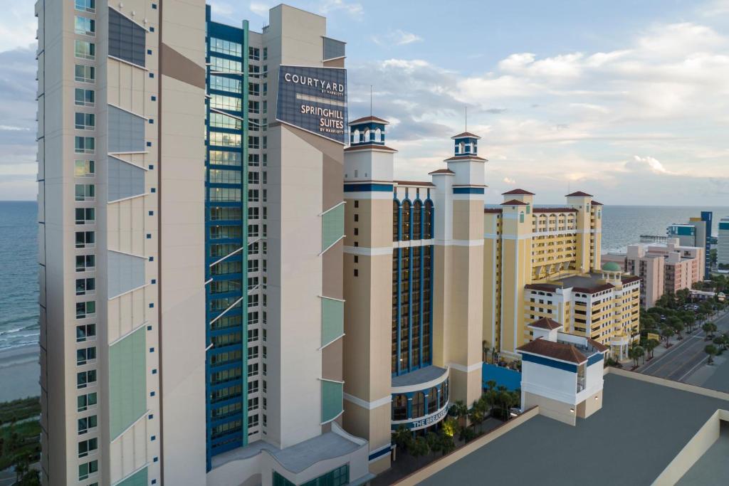 默特尔比奇Courtyard by Marriott Myrtle Beach Oceanfront的鸟瞰高楼林立的城市