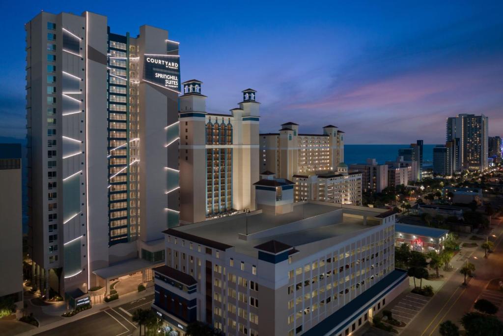 默特尔比奇Courtyard by Marriott Myrtle Beach Oceanfront的夜晚的城市鸟瞰图