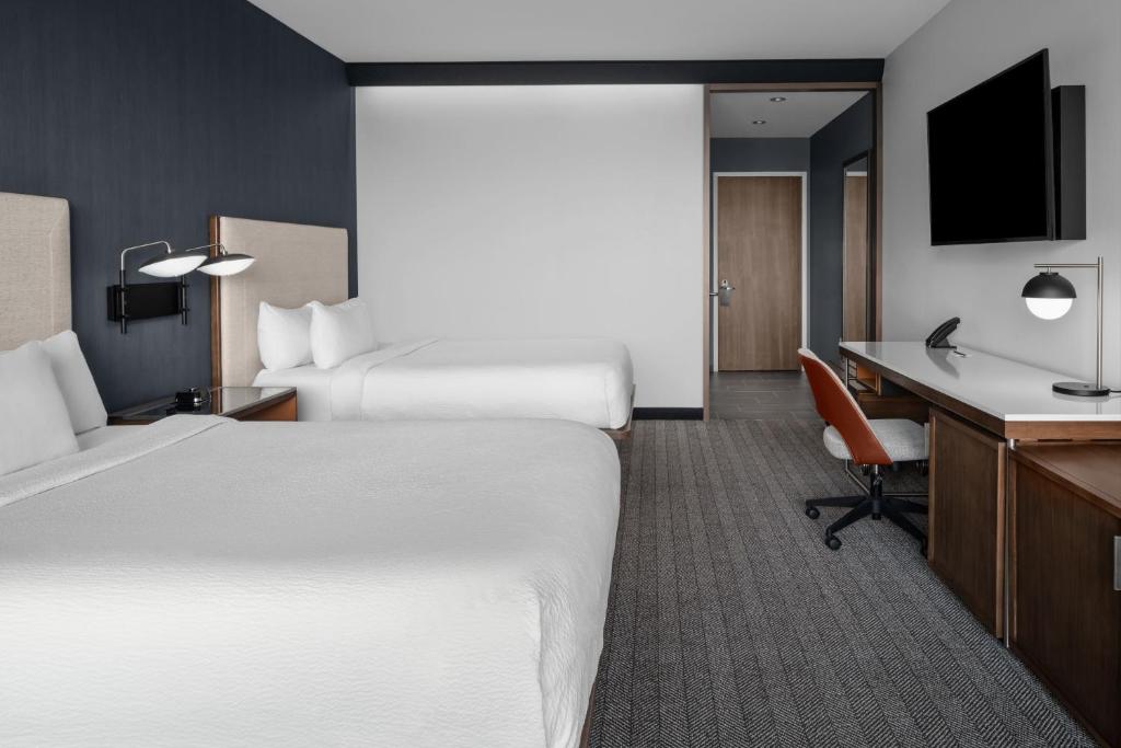 Courtyard by Marriott Myrtle Beach Oceanfront客房内的一张或多张床位