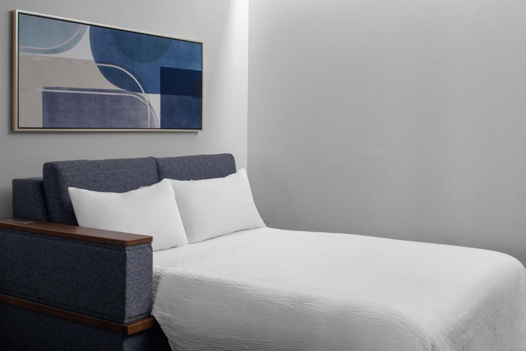 Courtyard by Marriott Myrtle Beach Oceanfront客房内的一张或多张床位