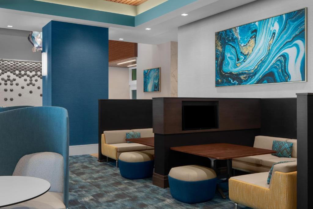 Courtyard by Marriott Myrtle Beach Oceanfront的休息区